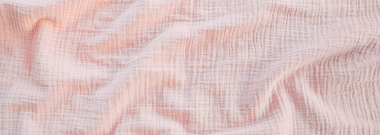 Tissu de mousseline rose en détail
