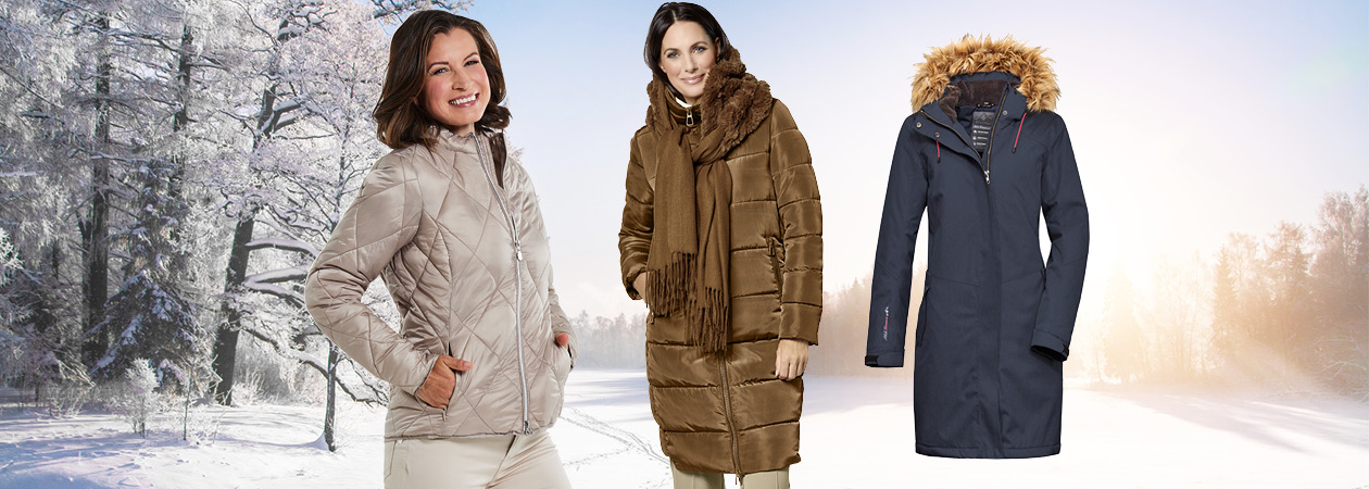 Arrière-plan hivernal avec paysage enneigé. Devant se trouvent deux femmes, l’une avec une veste d’hiver argentée et l’autre avec un manteau d’hiver marron. Un manteau d’hiver bleu est représenté à droite des femmes.