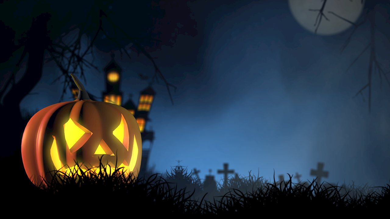 Une atmosphère d'Halloween inquiétante. L'image montre un arrière-plan sombre sur lequel on peut voir des tombes, la pleine lune et un château. Au premier plan, on voit une citrouille d'Halloween avec une grimace sculptée.