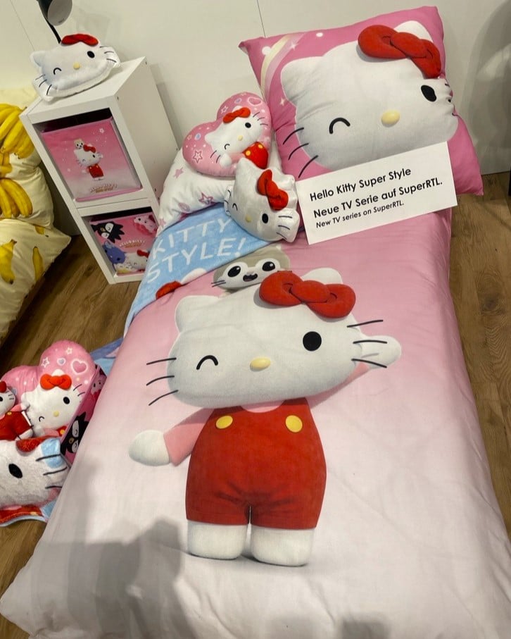 Du linge de lit avec un motif Hello Kitty au salon du textile de maison 2024 à Francfort. 