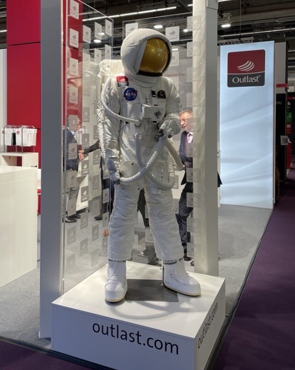 Une combinaison d'astronaute équipée de la technologie Outlast, exposée au salon du textile de maison 2024 à Francfort. 