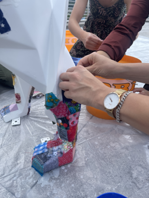 Die Löwin wird beklebt Die Löwin wird beklebt