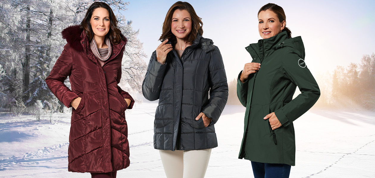 Das Bild zeigt drei Frauen in einer Schneelandschaft, die unsere Wintermäntel präsentieren. Die linke Frau trägt einen roten Wintermantel mit schwarzem Pelz, die mittlere trägt eine grau Winterjacke und die rechte trägt einen grünen Wintermantel.