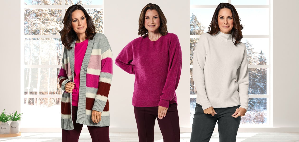 Trois femmes présentent des vêtements en tricot. L'image montre trois femmes dans un salon présentant des vêtements en tricot d'Angela Bruderer. La femme de gauche porte un cardigan à rayures, celle du milieu un pull rose en tricot et celle de droite un pull blanc en tricot.